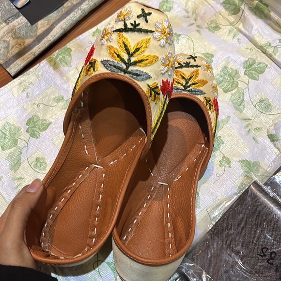 Handmade khussa, thread embroidered, no glued work. - Picture 4 of 4